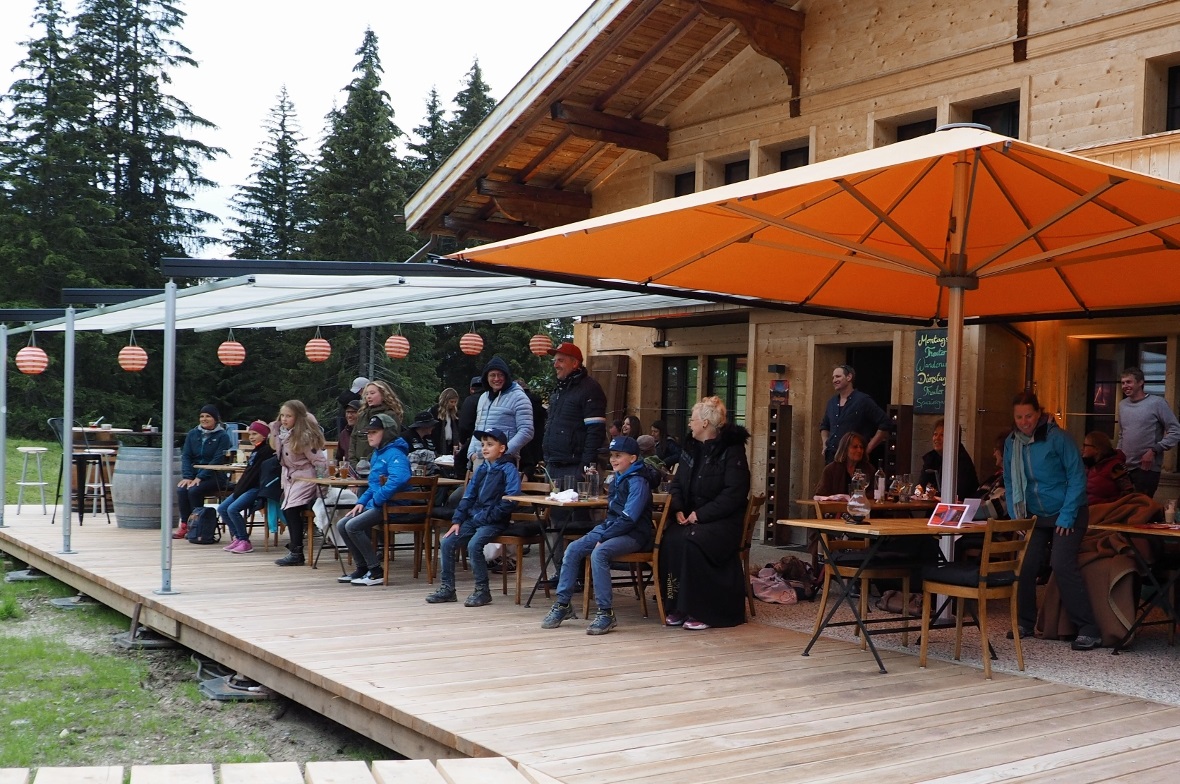 Auf der Terrasse des Restaurant Lochstafel wartete das Publikum nach dem Abenddi...