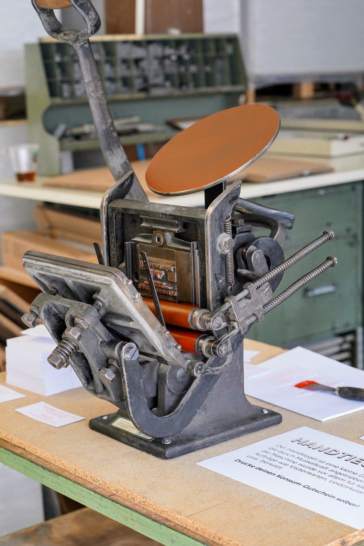 Auf der alten Handpresse, die heute nur noch ein Ausstellungsstück ist, konnten ...