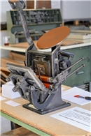 Auf der alten Handpresse, die heute nur noch ein Ausstellungsstück ist, konnten ...