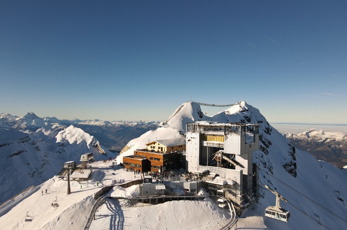 Auf der ehemaligen Terrasse wurde in Holzbauweise das provisorische Restaurant gebaut. Beim «Bottabau» sind die Brandschäden noch deutlich erkennbar.