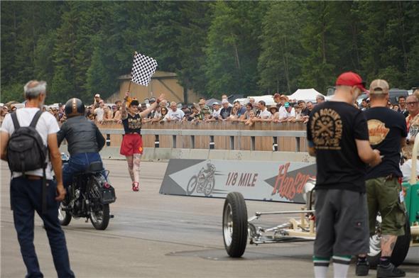 Auf die Plätze, fertig, los! Ohne die Startdame ging nichts.