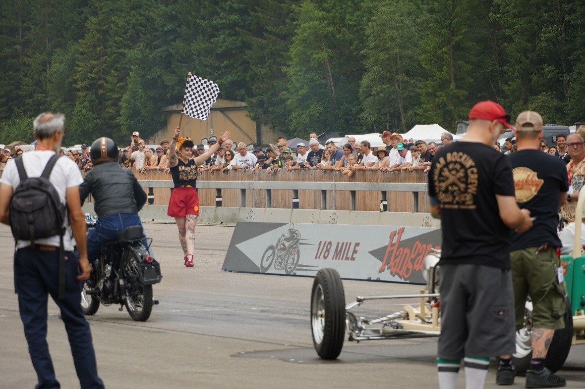 Auf die Plätze, fertig, los! Ohne die Startdame ging nichts.