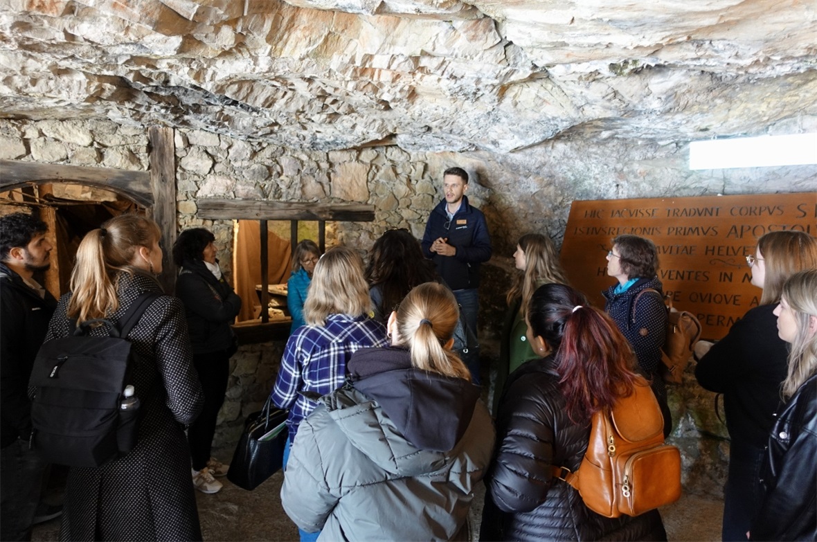Auf einer Führung durch die St. Beatushöhlen hoch über dem Thunersee wurde viel Wissenswertes über die wohl bekanntesten Karsthöhlen der Schweiz vermittelt: Zwei des insgesamt zwölf Kilometer langen Höhlensystems sind ausgeleuchtet und begehbar – ein Besuch lohnt sich unbedingt.