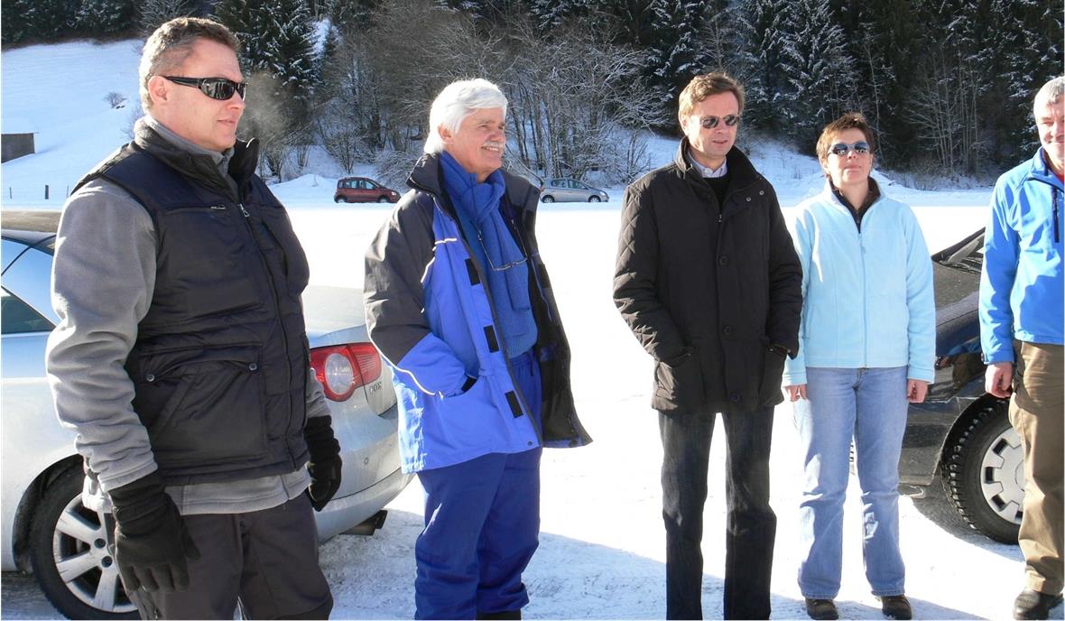 Auf winterliche Strassenverhältnisse gut vorbereitet. Regierungsrat Urs Gasche, Uwe Müller, Ausbildungsleiter und Präsident der Fahrlehrer, Regierungspräsident Hans Jürg Käser und St. Stephans Gemeinderätin Käthi Rösti und Gemeindepräsident Fritz Perren.