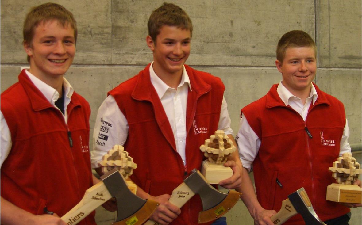 Engagierte Zimmermann-Lehrlinge Aufgestelltes Simmentaler Trio an der nationalen Meisterschaft der Zimmerleute: Sebastian Ludi, Oeschseite, Peter Heimberg, Oberwil und Adrian Gobeli, Matten.