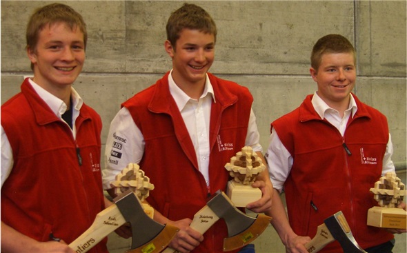 Aufgestelltes Simmentaler Trio an der nationalen Meisterschaft der Zimmerleute: Sebastian Ludi, Oeschseite, Peter Heimberg, Oberwil und Adrian Gobeli, Matten.