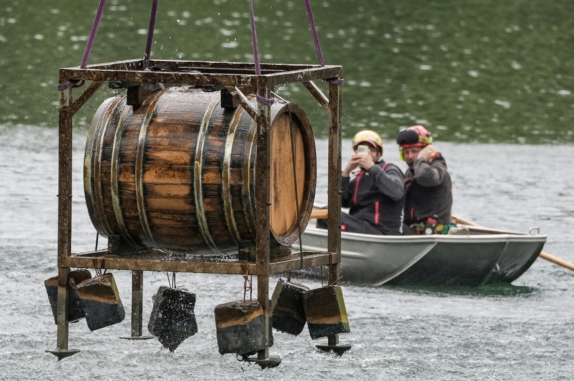 Aufgetaucht: Das Fass wurde in seinem Rahmen und mit den angehängten Gewichten vom Grund des Hinterstockensees geborgen.