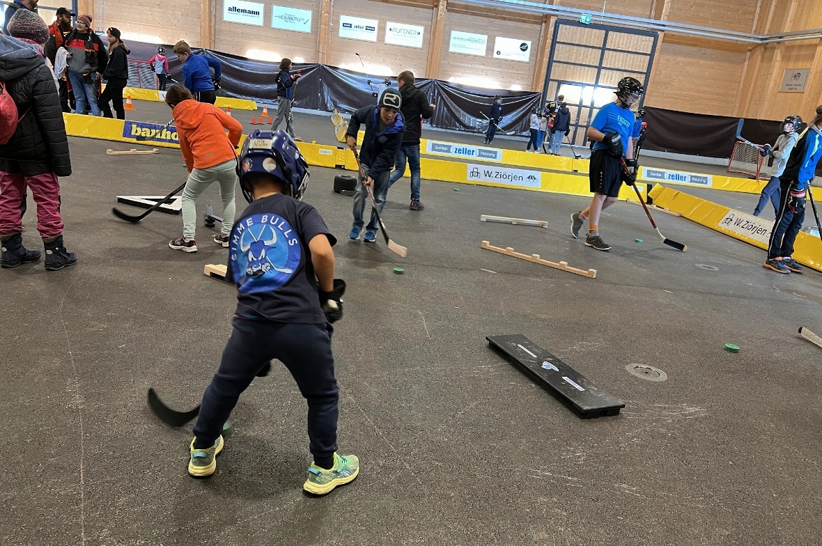 Aufgrund der warmen Temperaturen musste der Anlass in die Simmental Arena in Zwe...