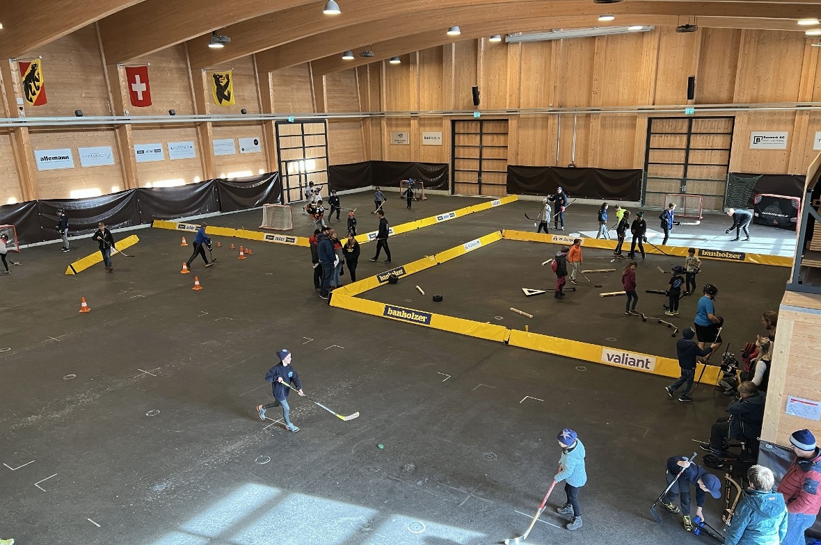 Aufgrund der warmen Temperaturen musste der Anlass in die Simmental Arena in Zwe...