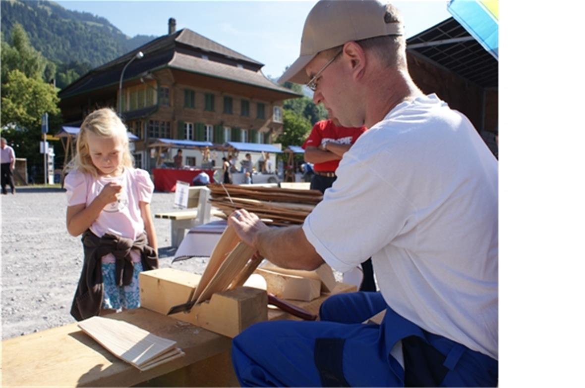 Aufmerksam: Die kleine Julie aus Isar verfolgte die Arbeit von Schindelmacher Ch...