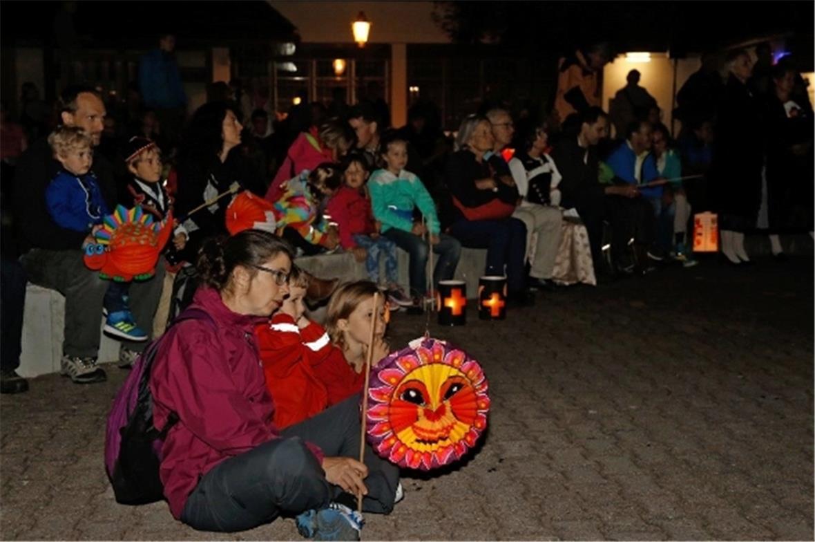 Aufmerksam an der Feier.