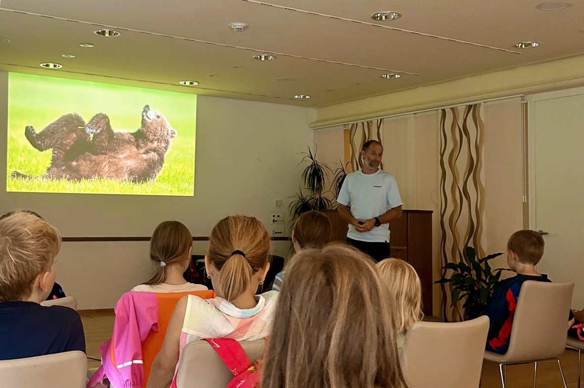 «Bären sind keine bösen Tiere!» Aufmerksam hörten die Kinder dem Vortrag von David Bittner zu.