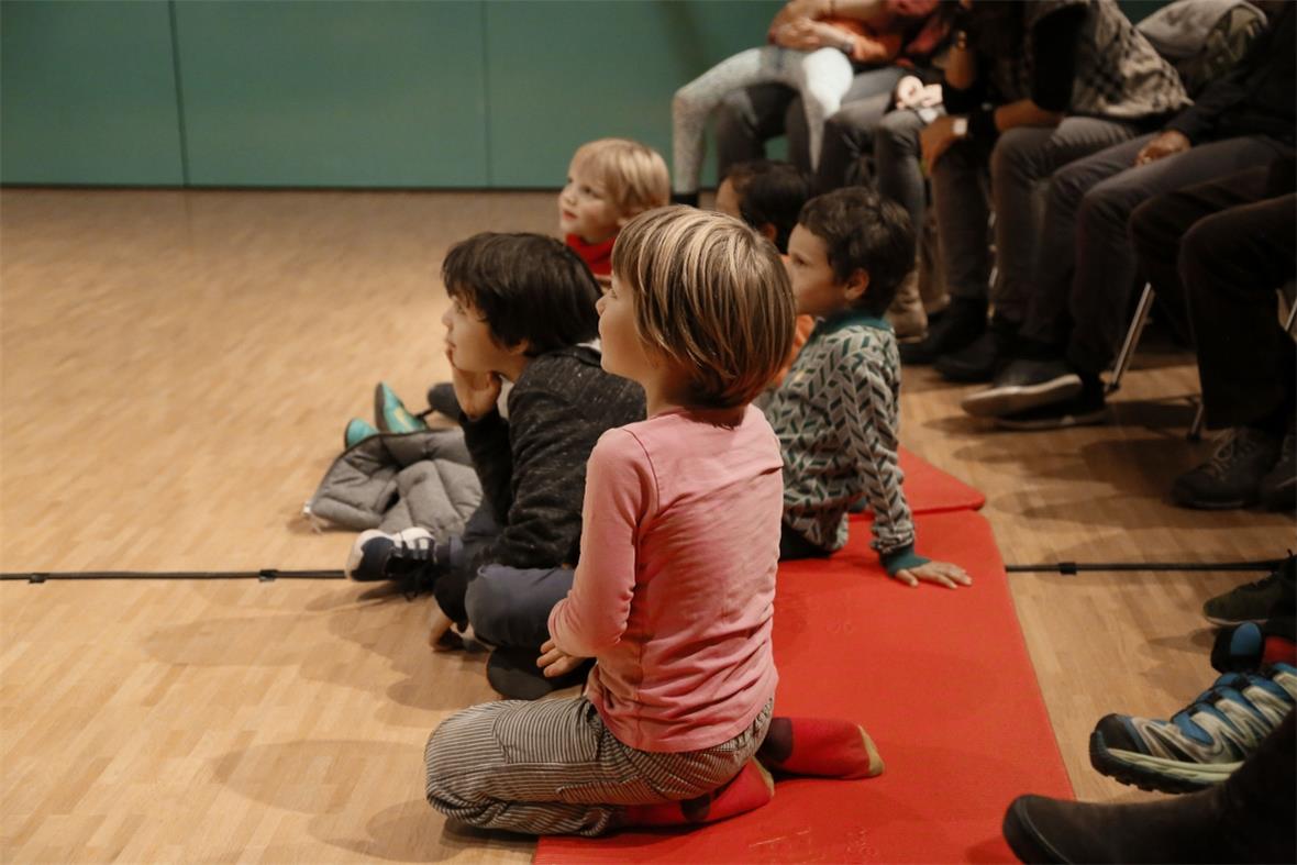 Aufmerksame Zuhörer und Zuschauer am Konzert von Christian Zehnder an der Lenk