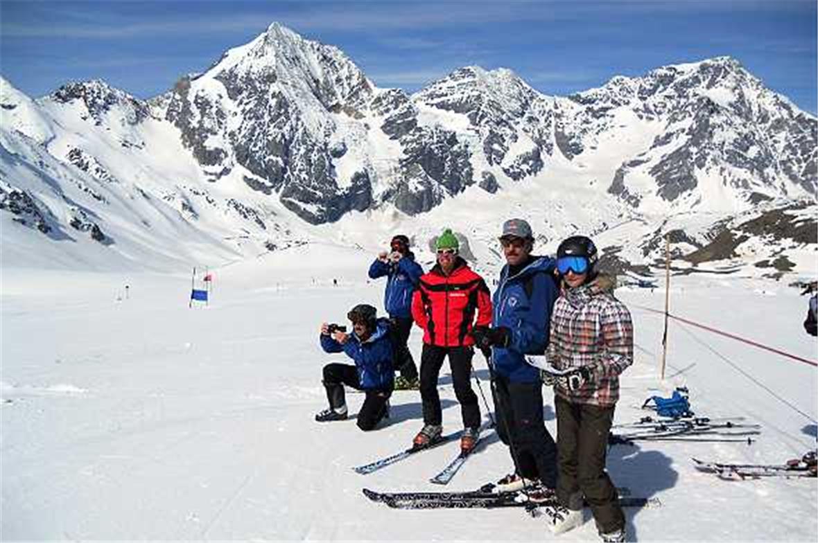 Aufmerksame Zuschauer vor Eindrücklicher Kulisse, v.l.n.r. Königspitze, Monte Ze...