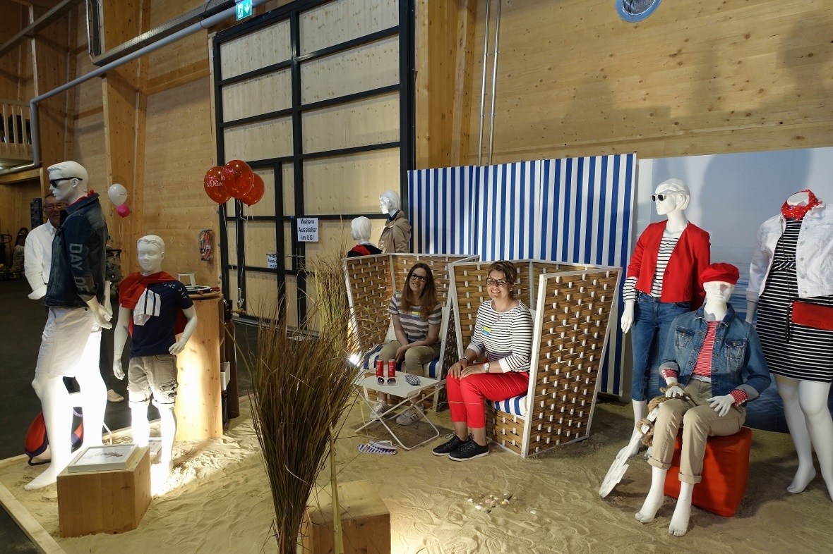 Aus dem Standkorb konnte die Mode bestaunt werden.