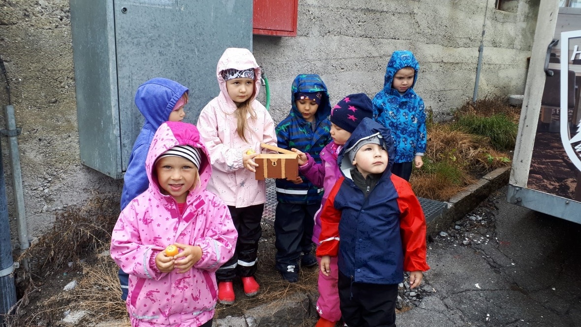 Aus der Schatztruhe durfte jedes Kind einen feinen süssen Schatz zum Znüni mitne...