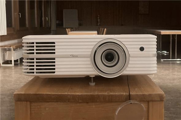 Aus diesem Beamer von Ernst Zbären kommt jeden Montagabend etwas vom Besten, was die Lenker Wintersaison zu bieten hat: Bildershow Plaine Morte.