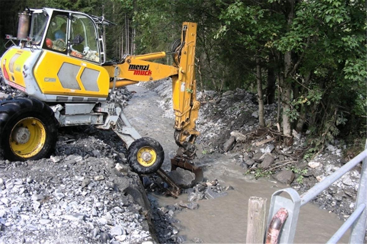 Ausbaggern des Bachlaufes.