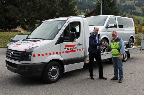 Ausbau der Dienstleistung für die Region: Schlüsselübergabe durch Christian Schnegg, Garage Gautschi Langenthal, an Beat Salzmann, Forellensee-Garage AG.