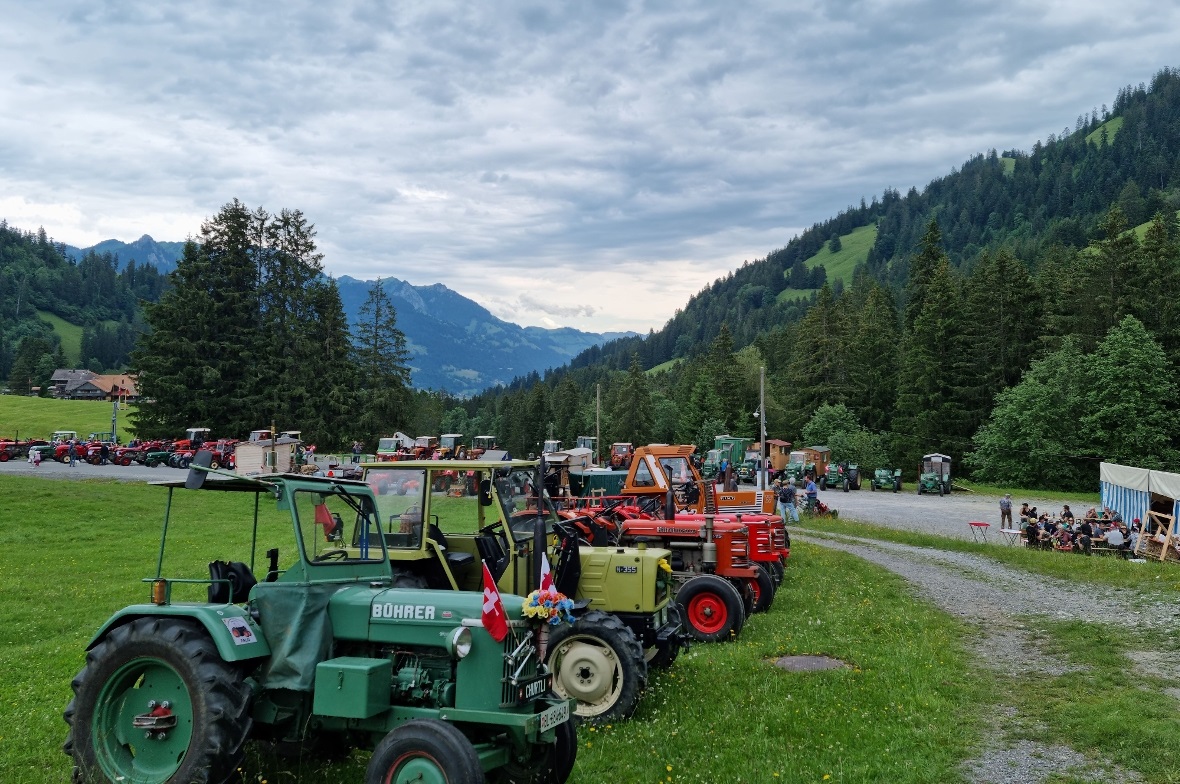 Sommerfest mit Oldtimertreffen auf dem Rossberg Ausblick auf das Festareal bei einer kurzen, trockenen Phase am Samstagabend.