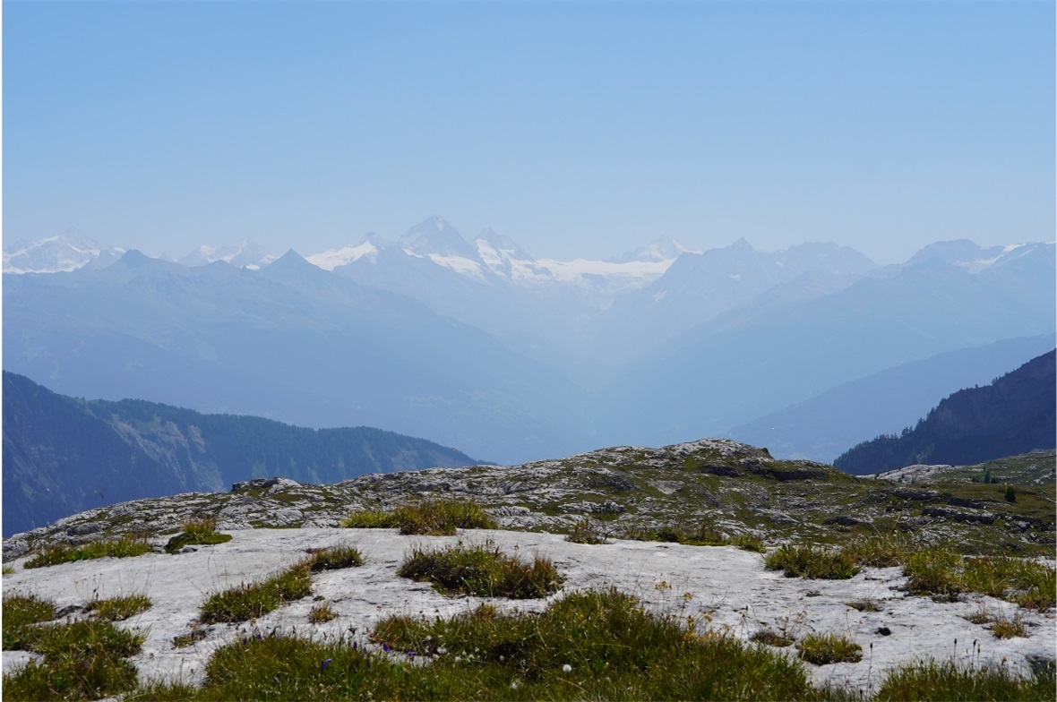 Ausblick ins Wallis von der Sanetschpasshöhe.