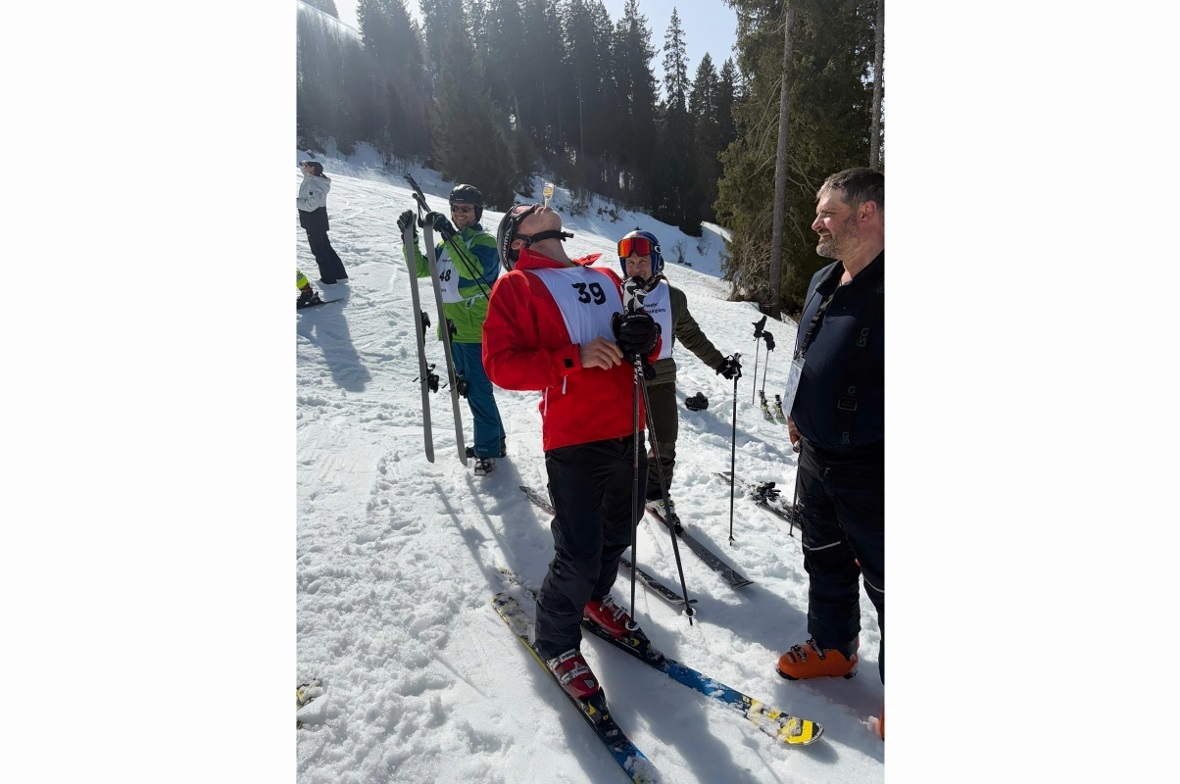 Ausgabe von Franjo von Allmen Shots zur Auflockerung vor dem Rennstart.