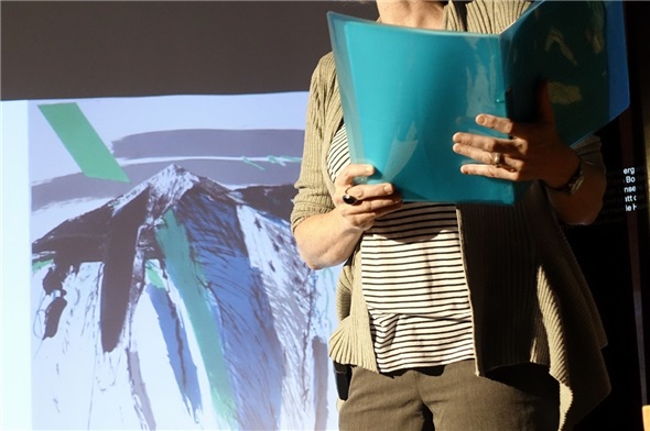 Ausgesprochen packend und dynamisch las Esther Pauchard aus ihrem eigens für diesen Abend geschriebenen Kurzkrimi vor und liess auch die drei ausgestellten Bilder vom gebürtigen Lenker Künstler Tiz Tritten geschickt miteinfliessen.