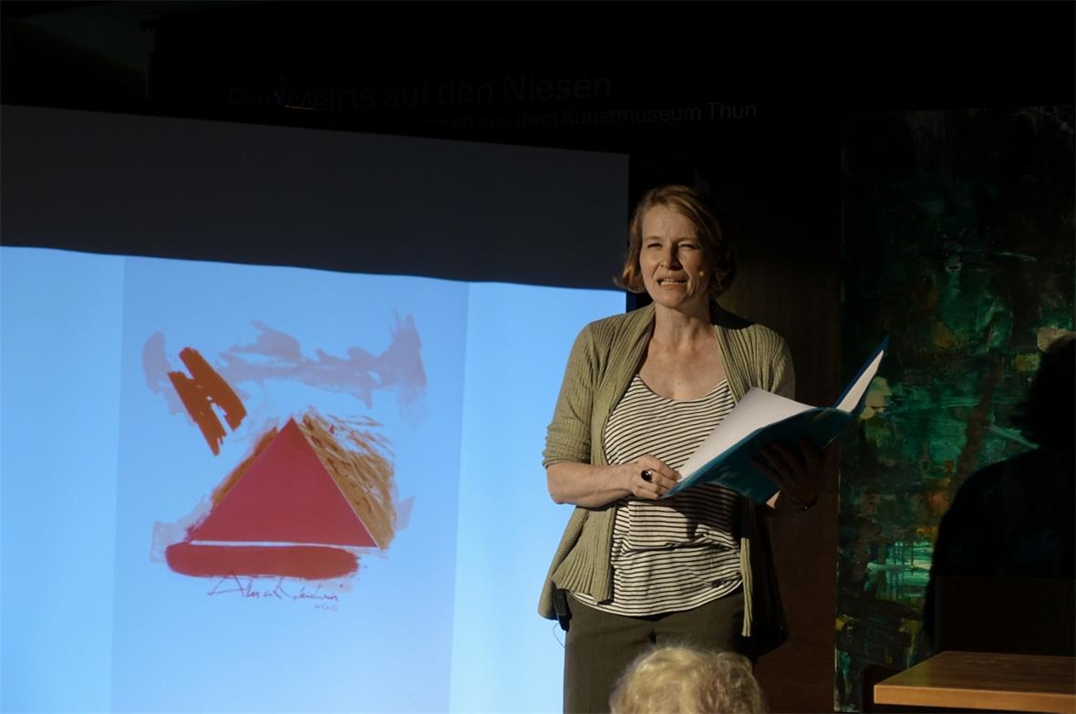 Ausgesprochen packend und dynamisch las Esther Pauchard aus ihrem eigens für diesen Abend geschriebenen Kurzkrimi vor und liess auch die drei ausgestellten Bilder vom gebürtigen Lenker Künstler Tiz Tritten geschickt miteinfliessen.