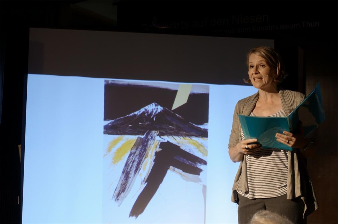 Ausgesprochen packend und dynamisch las Esther Pauchard aus ihrem eigens für diesen Abend geschriebenen Kurzkrimi vor und liess auch die drei ausgestellten Bilder vom gebürtigen Lenker Künstler Tiz Tritten geschickt miteinfliessen.