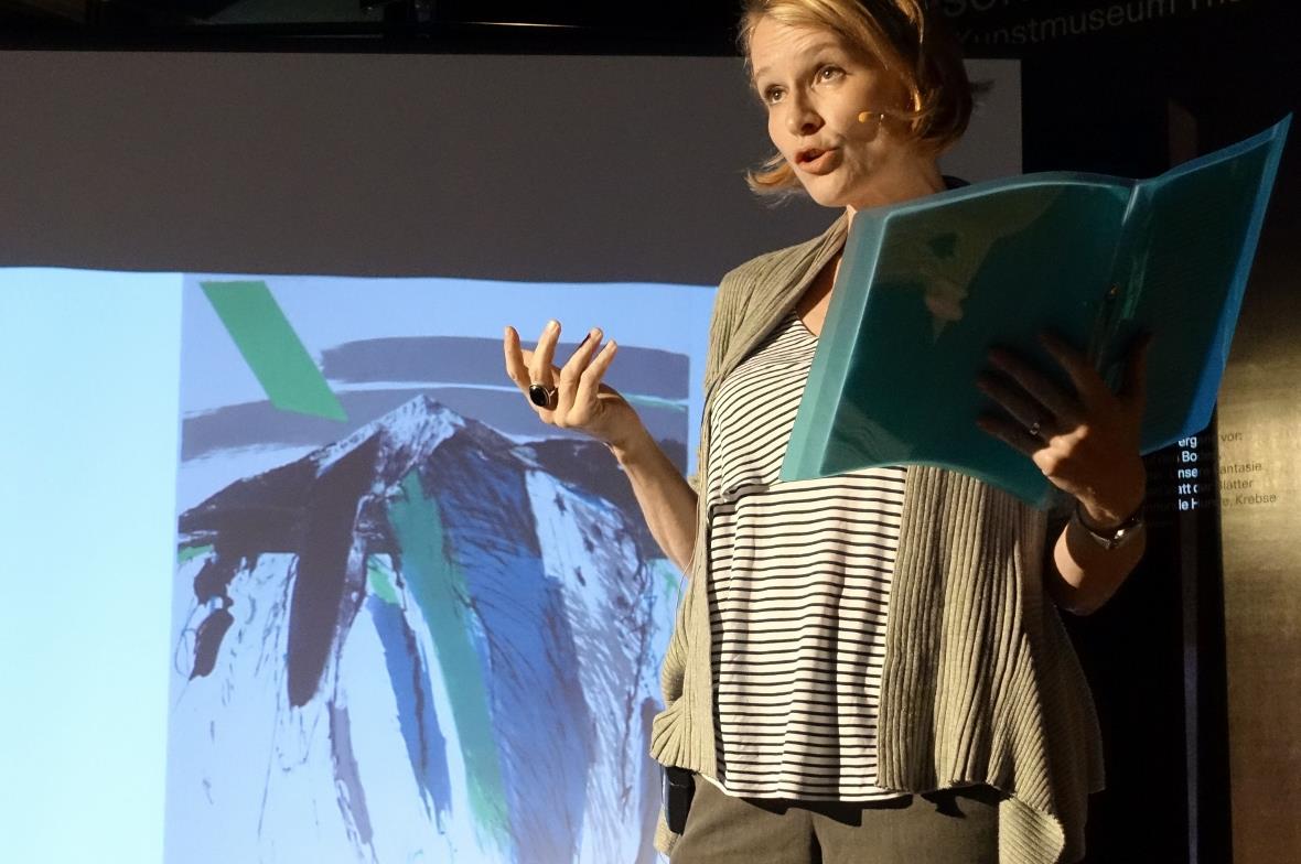 Ausgesprochen packend und dynamisch las Esther Pauchard aus ihrem eigens für diesen Abend geschriebenen Kurzkrimi vor und liess auch die drei ausgestellten Bilder vom gebürtigen Lenker Künstler Tiz Tritten geschickt miteinfliessen.