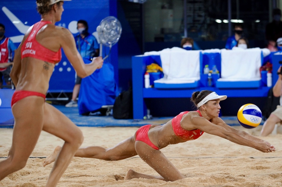 Ausgezeichnetes Zusammenspiel zwischen Anouk Vergé-Dépré, die bereits am Boden d...