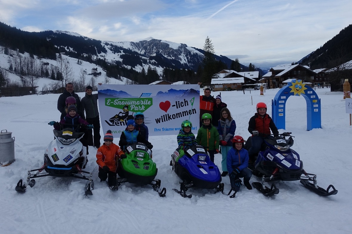 Ausnahmsweise durften die Kinder fürs Fotoshooting auf die grossen Schneetöffs s...