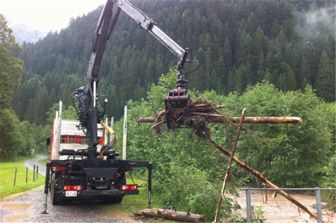 Ausräumen von Schwemmholz beim Ausgleichsbecken