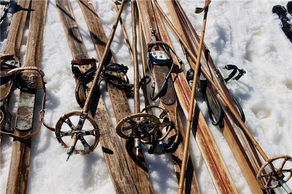 Ausrüstung für das Holzskirennen an der Lenk. Modernes Equipment war nicht erlaubt.