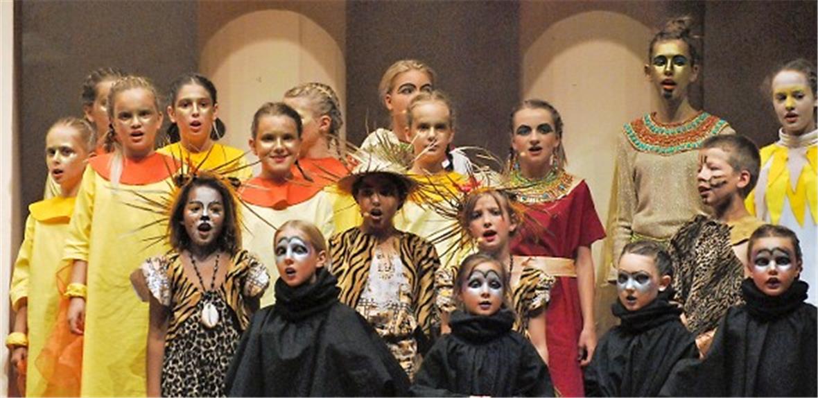 Ausschnitte des Kinderchores. 42 Kinder aus dem Saanenland führten neu entdecktes Singspiel auf: Der Stein der Weisen.