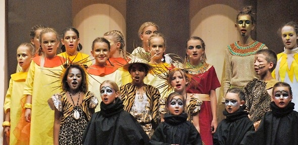 Ausschnitte des Kinderchores. 42 Kinder aus dem Saanenland führten neu entdecktes Singspiel auf: Der Stein der Weisen.