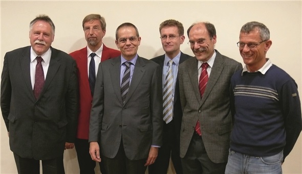 Aussen die beiden Gerichtsschreiber Beat Kämpf und Roland Rieder; Gerichtspräsident Peter Hänni, Saanen, Obergerichtspräsident Christian Trenkel, Regierungsrat Christoph Neuhaus und Gerichtspräsident Hans-Ueli Gammeter, Zweisimmen.