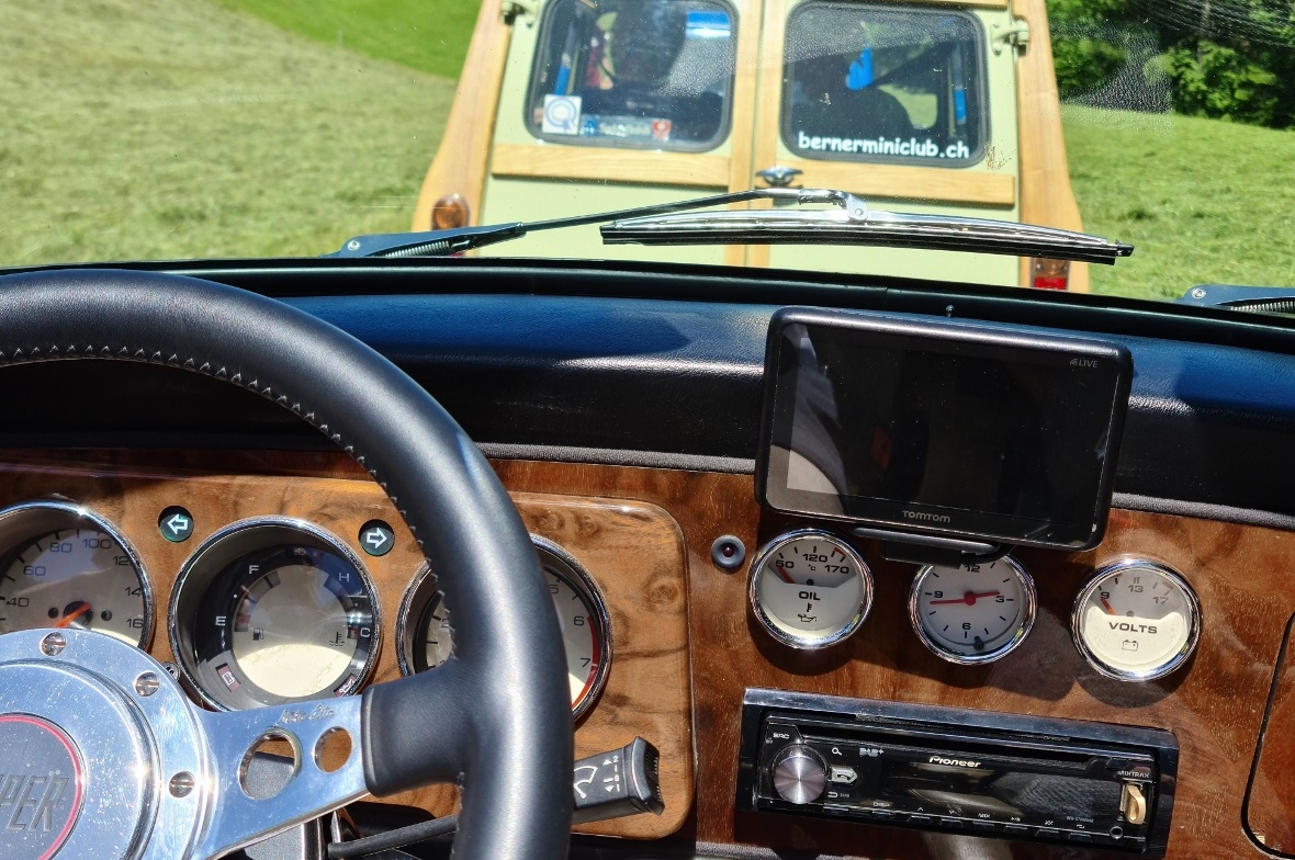 Aussicht aus einem Mini mit einem wunderschön poliertes Armaturenbrett in Holz.