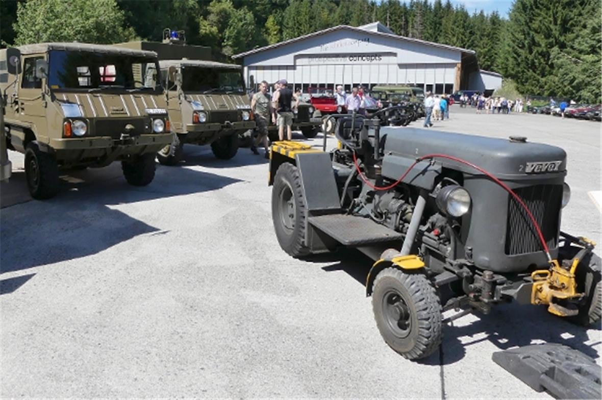 Ausstellung der historischen Armeefahrzeuge, im Vordergrund ein Flugzeugschleppe...