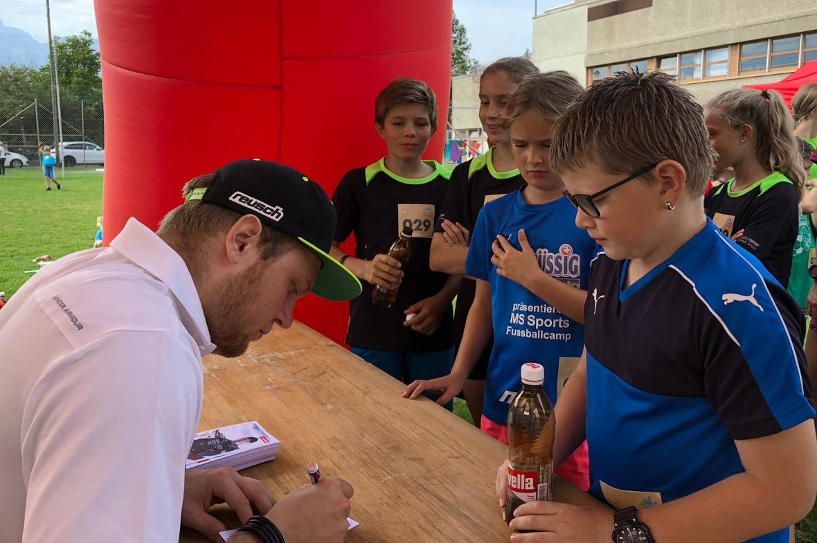 Autogrammstunde mit Lauberhornsieger Niels Hintermann.