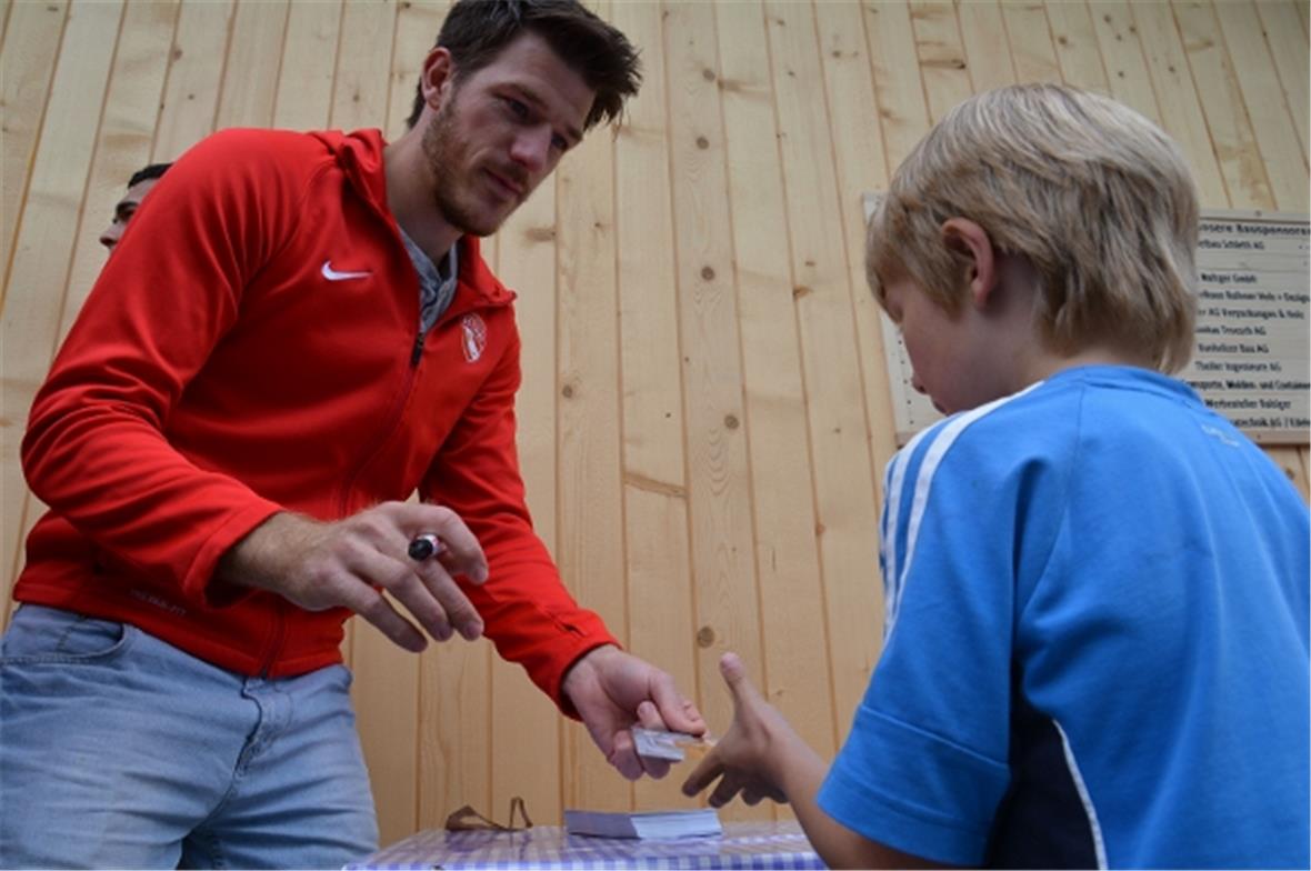 Autogrammstunde mit einigen Spielern des FC Thun