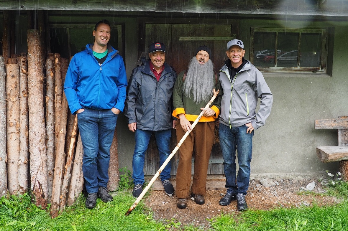 Autor Peter Zahnd mit dem Grimmimutz (René Burkhard) umrahmt von den Göttis Kilian Wenger (links) und Michael von Grünigen.