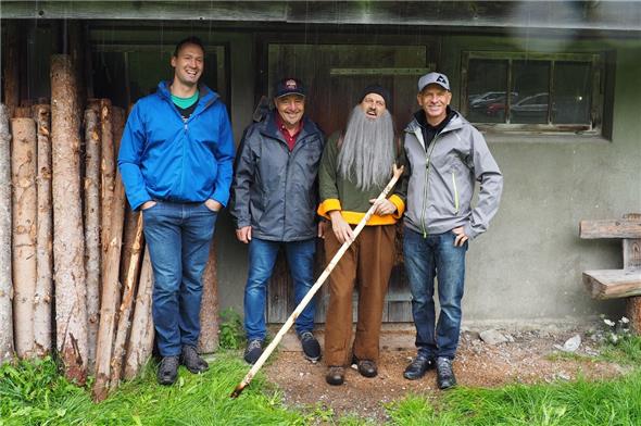 Autor Peter Zahnd mit dem Grimmimutz (René Burkhard) umrahmt von den Göttis Kilian Wenger (links) und Michael von Grünigen.
