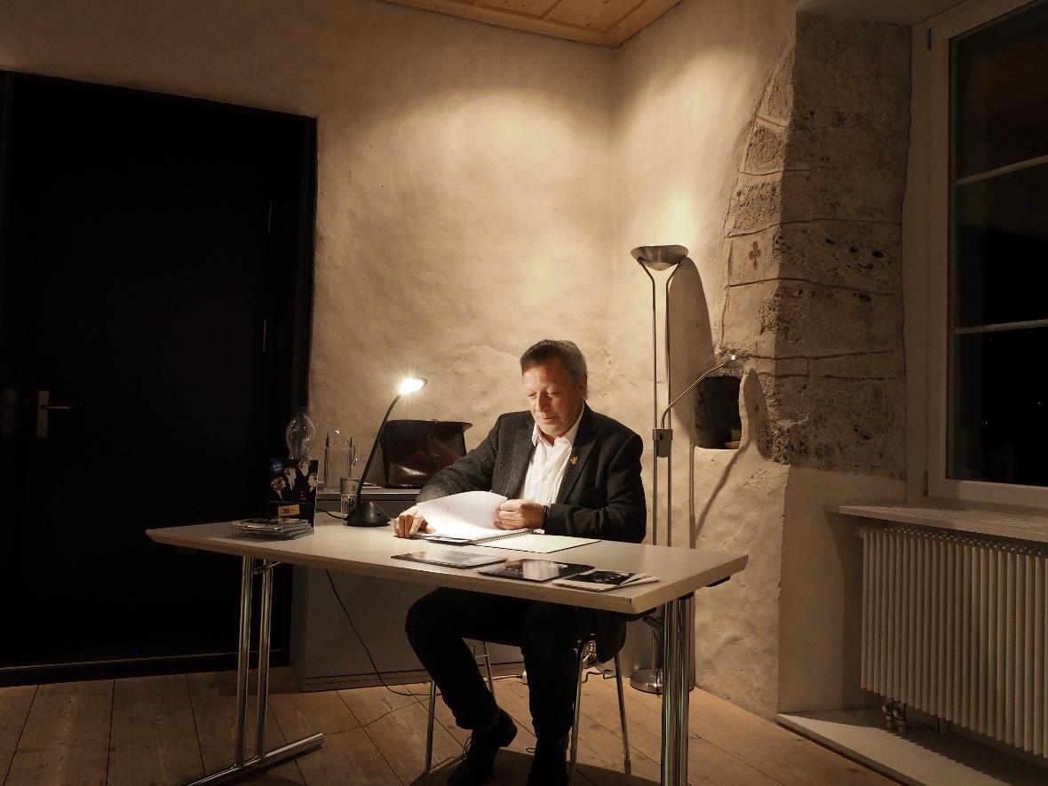 Autor und Erzähler Domenico Von Gottardi liess seine Zuhörerinnen und -hörer sch...