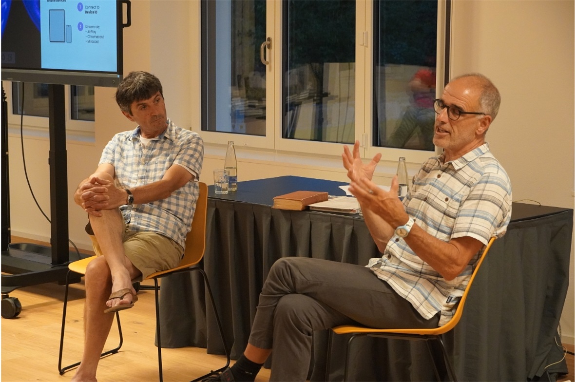 Autor und Referent Marco Volken (links) im Gespräch mit Daniel Anker.