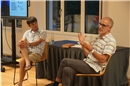 Autor und Referent Marco Volken (links) im Gespräch mit Daniel Anker.