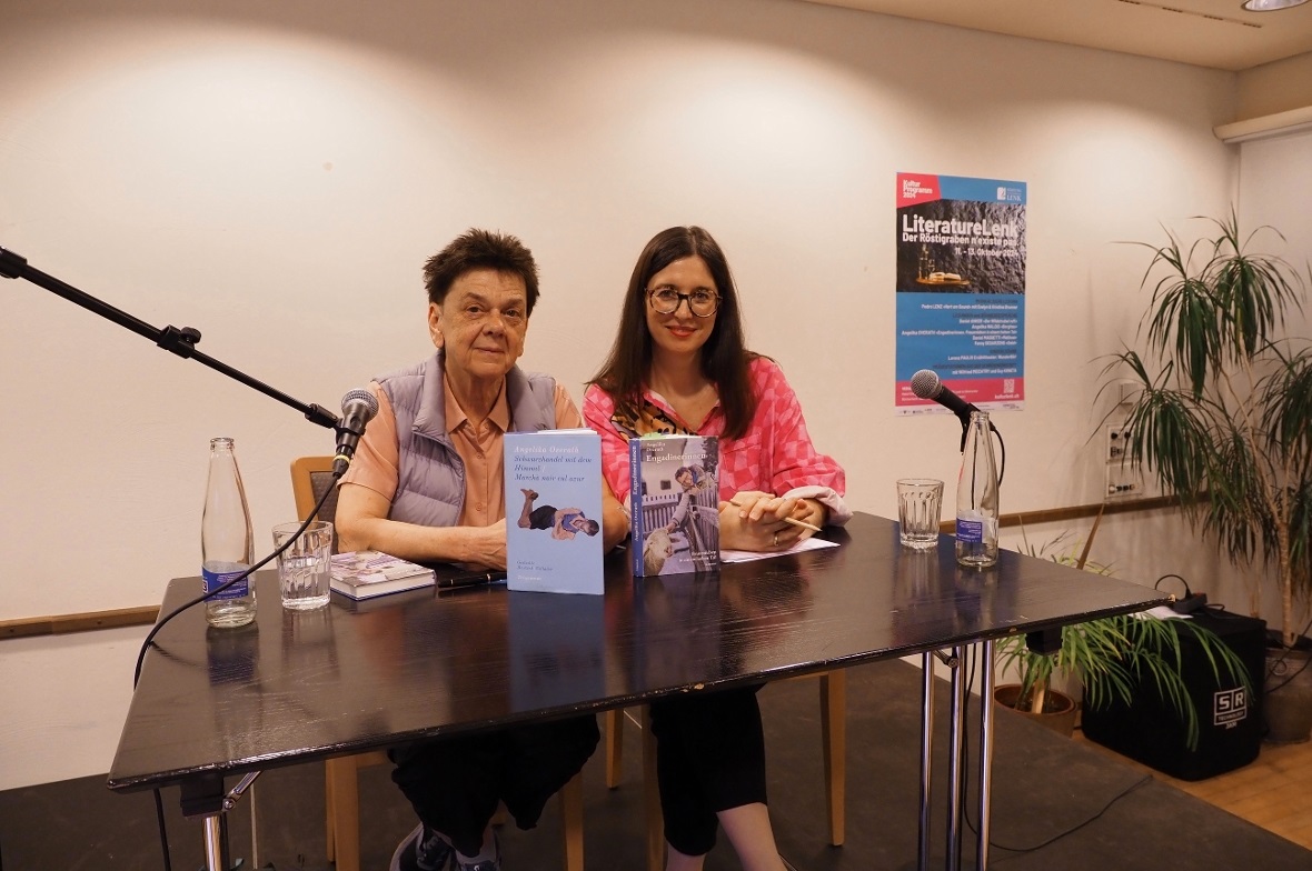 Autorin Angelika Overath mit Moderatorin Julia Knapp.