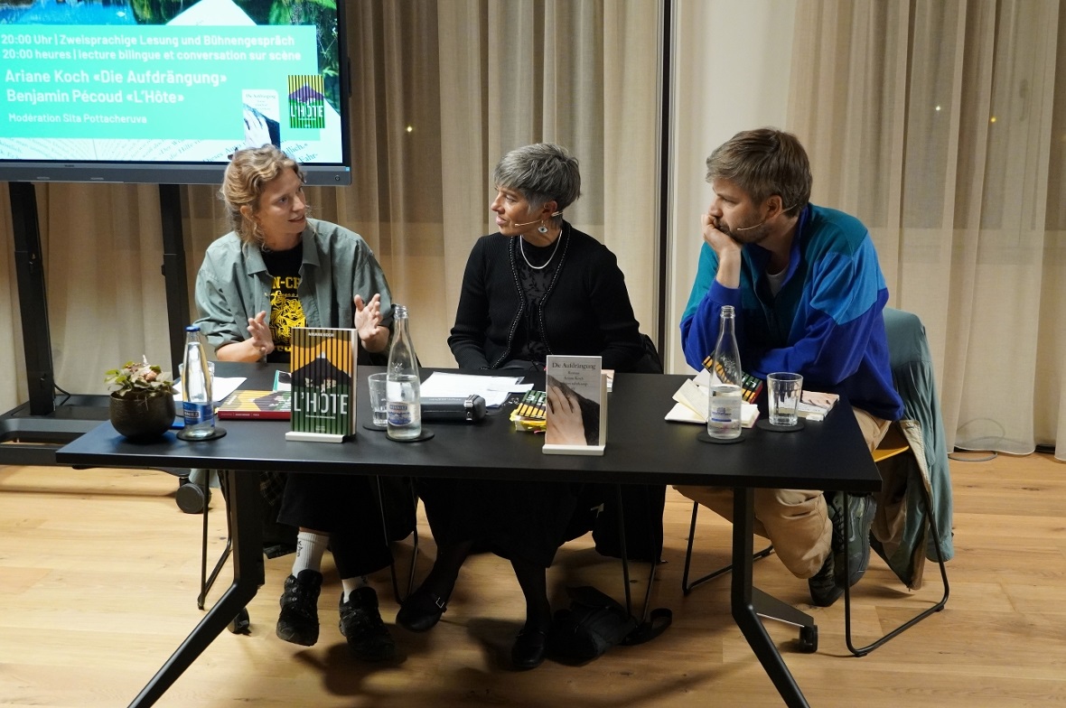 Autorin Ariane Koch (links) im Gespräch mit Moderatorin Sita Pottacheruva und Üb...