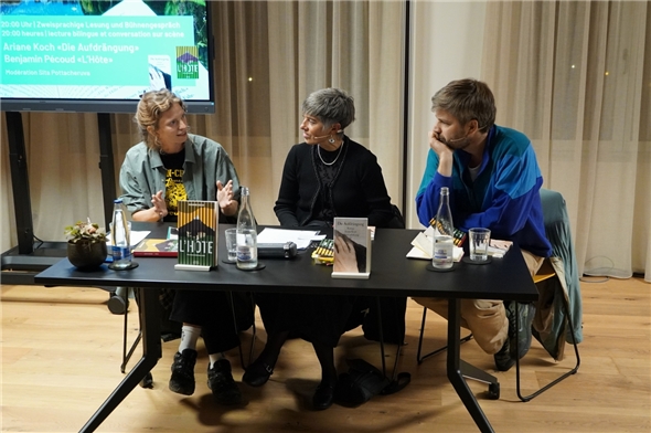 Autorin Ariane Koch (links) im Gespräch mit Moderatorin Sita Pottacheruva und Übersetzer Benjamin Pécoud.