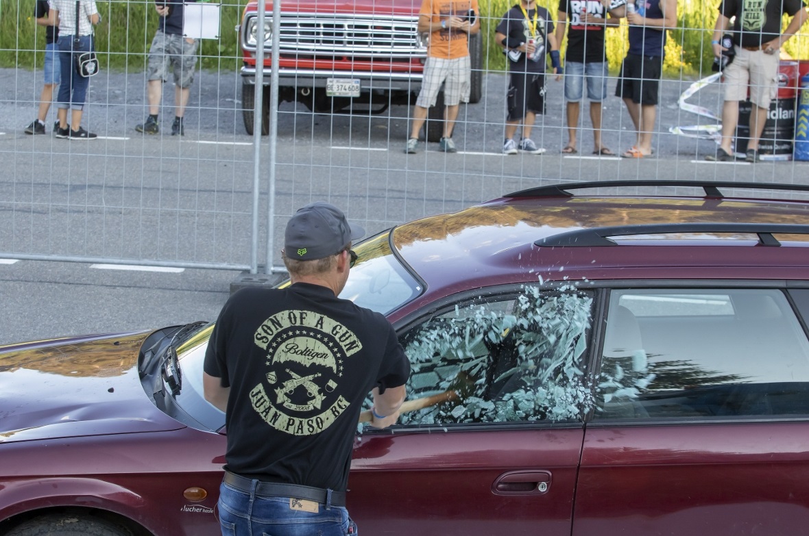 Autos demolieren, sehr beliebt bei Mann und Frau.